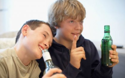 Защо родителите дават на децата си да опитат алкохол?