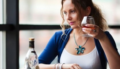 Алкохолът може да увеличи тревожността и стреса, вместо да ги намали