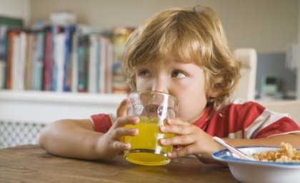 Експертите не препоръчват да се дава плодов сок на децата сутрин
