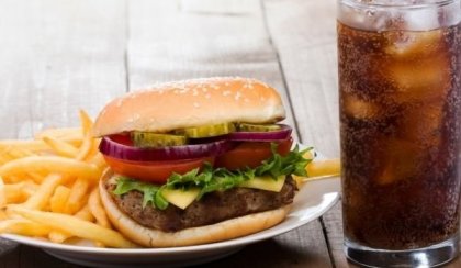 Нездравословната храна разсейва хората повече от здравословната храна