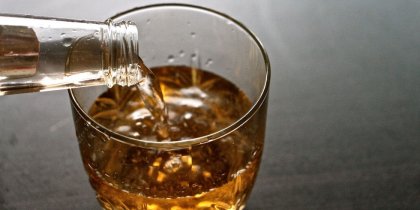 Психолозите разбрахa как точно и колко силно алкохола променя човека