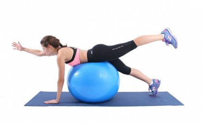 Плосък корем: упражнения с топка помагат най-добре
