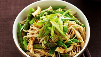 Салата с нудъли, поширано пиле и джинджифил