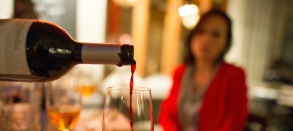 Чаша след чаша алкохолик се става