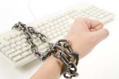 Интернет пристрастяването води до злоупотреба с алкохол, шоколад и цигари