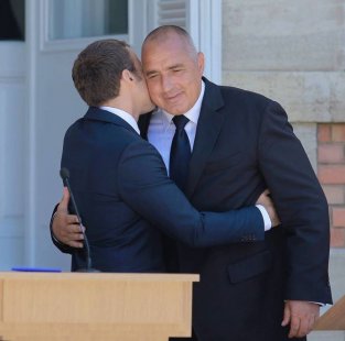 Потупване по рамото: жест, който омайва