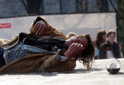 Най-лесно се отказва алкохол с приятел до теб