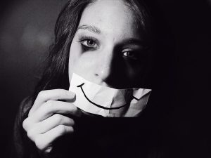 насила се усмихвах